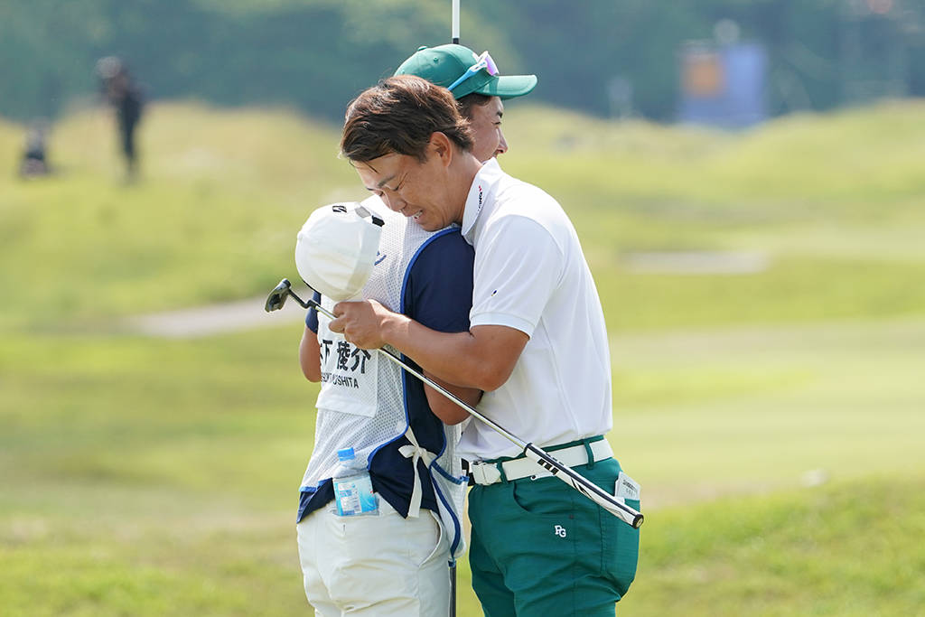 Ryosuke Kinoshita celebrates winning the Mizuno Open and qualifying for The 152nd Open